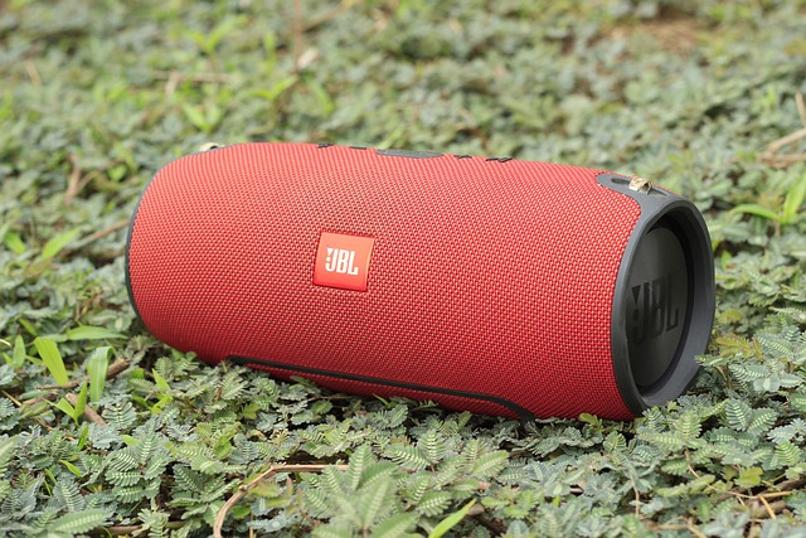 how to connect 2 jbl speakers to iphone